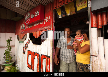 Indonesien Sulawesi Westküste Pare Pare-Eltern und Kind in der Tür des Café Ono Meer bar Stockfoto