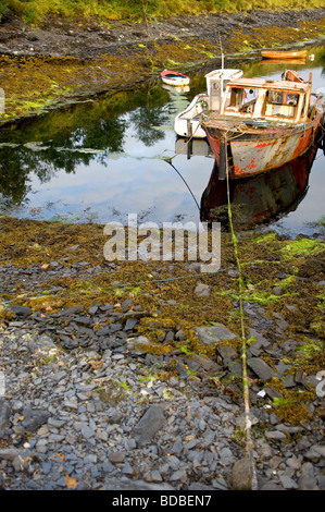 Stillgelegten alten rostigen Fischerboot vor Anker in Glencoe, Loch Leven, Schottland Stockfoto