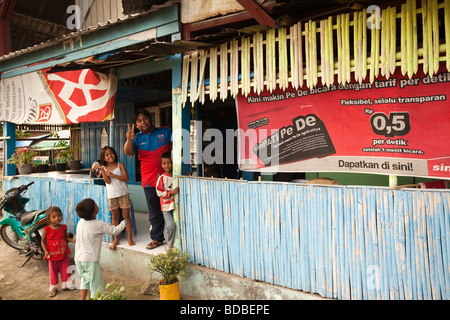 Indonesien Sulawesi Westküste Pare Pare Kinder in Tür Café Ono Meer bar Stockfoto