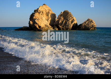 Große Felsen vor der Küste von Zypern Stockfoto