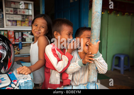 Indonesien Sulawesi Westküste Pare Pare Kinder in Tür Cafe Ono Meer bar Stockfoto