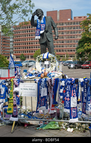 Ehrungen von Ipswich Town Fans neben der Statue von Sir Booby Robson, verließ die Nachricht von seinem Tod. Stockfoto