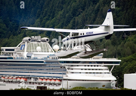 Die Reise- und Tourismusbranche Geschäft floriert in Küsten Alaskas. Ein Kreuzfahrtschiff und Sightseeing-Flugzeug in der Nähe von Juneau, Alaska Stockfoto