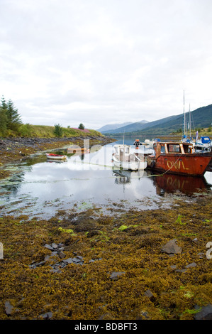 Stillgelegten alten rostigen Fischerboot und andere Arten von Booten vertäut Glencoe, Loch Leven, Schottland Stockfoto