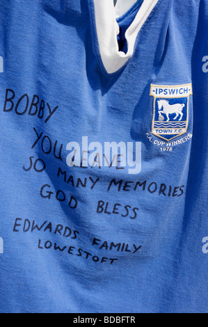 Ipswich Town Football Club Shirt platziert außerhalb Portman Road nach dem Tod des ehemaligen Manager Sir Bobby Robson Stockfoto