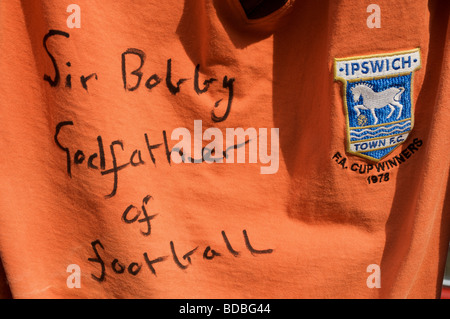 Ipswich Town Football Club Shirt platziert außerhalb Portman Road nach dem Tod des ehemaligen Manager Sir Bobby Robson Stockfoto
