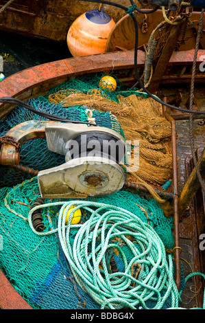 Fischernetze und Seile auf dem Heck ein fischender trawler Stockfoto