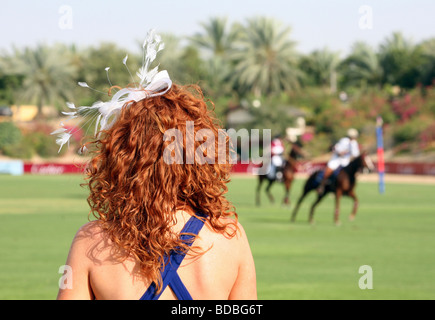 Frau, die gerade ein Polo-Spiel, Dubai, Vereinigte Arabische Emirate Stockfoto