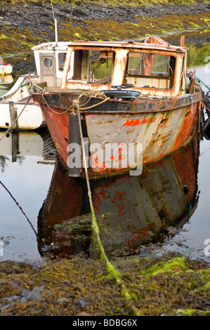 Stillgelegten alten rostigen Fischerboot vor Anker in Glencoe, Loch Leven, Schottland Stockfoto