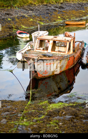 Stillgelegten alten rostigen Fischerboot vor Anker in Glencoe, Loch Leven, Schottland Stockfoto