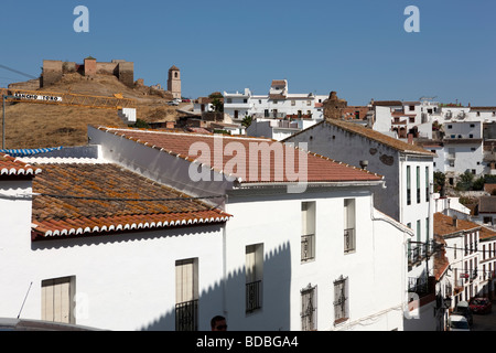 Blick auf das weiße Dorf Alora und Burg. Malaga. Costa del Sol Andalusien. Spanien. Europa Stockfoto