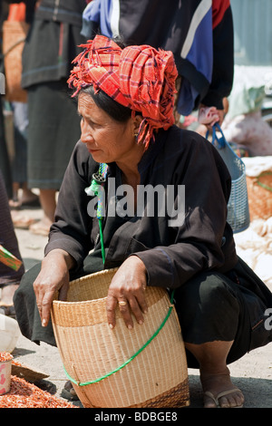 PA-O Indianerin auf Aungban Markt in Shan State in Myanmar (Burma) Stockfoto