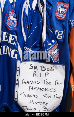 Ipswich Town Football Club Shirt platziert außerhalb Portman Road nach dem Tod des ehemaligen Manager Sir Bobby Robson Stockfoto