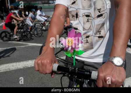 New York, NY - Summer Streets Fahrrad dekoriert mit einem lächelte konfrontiert Pin Rad Stockfoto