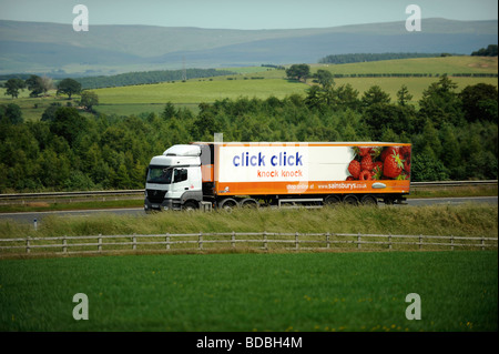 Mercedes Lkw mit gekühlten Reefer Trailer Sainsbury Supermarkt Internet home-shopping Stockfoto