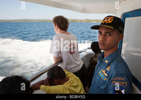 Indonesien Sulawesi Buton Insel Passagiere und Polizisten auf Rückseite des schnellen Jetboat in Kendari Stockfoto