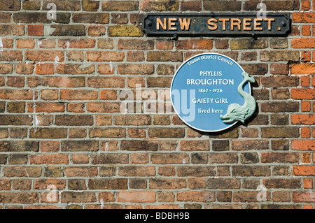 Blaue Plakette auf die ehemalige Heimat Phyllis Broughton, Margate, Kent, England Stockfoto