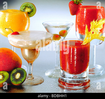 Stillleben mit mehreren gemischten Früchten und Gemüsegetränke garniert auf nassen, silberne Oberfläche Stockfoto