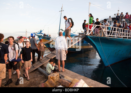 Indonesien Sulawesi Buton Insel Bau Bau Betrieb Wallacea Studenten aussteigen Nacht Schlafwagen Boot aus Wanci Stockfoto