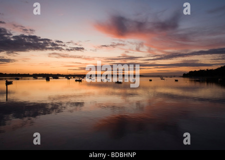 Am frühen Morgen Reflexionen über den Fluss Stour, Essex, England Stockfoto