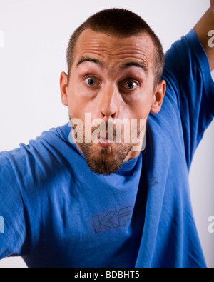 Lustige Porträt eines jungen Mannes im blauen T-shirt Stockfoto
