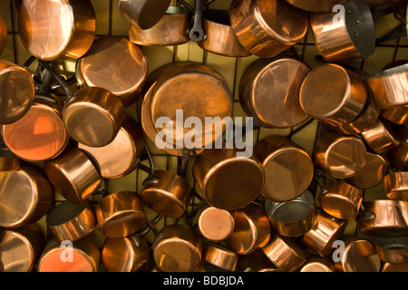Kupfer Pfannen hängen von der Decke in einem Restaurant in Paris zu kochen Stockfoto