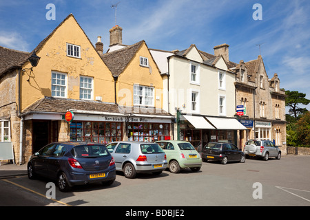 Reihe von Geschäften und Dorf Postamt bei Northleach Dorf, Gloucestershire, England, UK Stockfoto