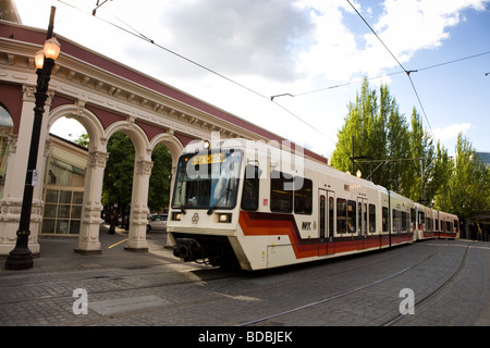 TriMet Straßenbahnen läuft über den fareless Platz im restaurierten Altstadt-Viertel von Portland Oregon Stockfoto