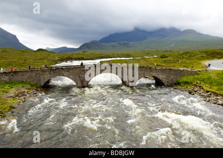 Die alte Straßenbrücke bei Sligachan Überquerung des Flusses Sligachan auf der Isle Of Skye in Schottland Stockfoto