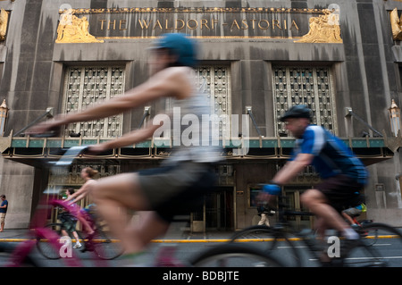 New York City, New York Radfahrer fahren hinter dem Waldorf-Astoria-Hotel an der Park Avenue während Summer Streets Stockfoto