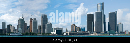 Die Innenstadt von Detroit - einschließlich der GM Renaissance Center und Ford Auditorium - gesehen aus Windsor, Ontario, Kanada. Stockfoto