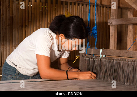 Indonesien Sulawesi Sengkang junge Frau Webstuhl in kleinen lokalen Seidenweberei Workshop einstellen Stockfoto