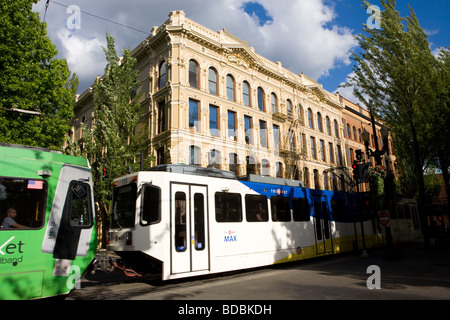 TriMet Straßenbahnen läuft über den fareless Platz im restaurierten Altstadt-Viertel von Portland Oregon Stockfoto