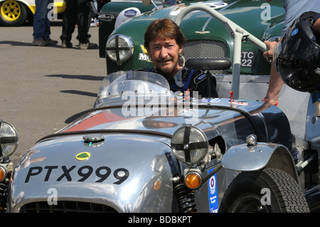 Chris Rea mit seinem Lotus Mark 6-Sportwagen auf der Silverstone Classic 2009 Stockfoto