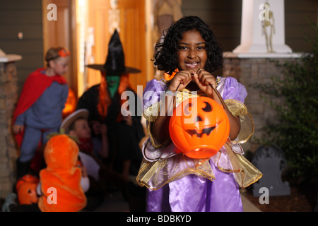 Mädchen in Tracht auf Halloweenparty Stockfoto