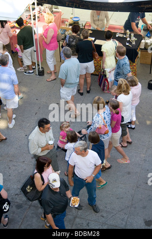 Menschen suchen den Samstag Bauernmarkt in Boise, Idaho USA Stockfoto