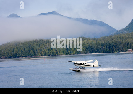 Ein Wasserflugzeug zieht in Tofino auf Vancouver Island, British Columbia Stockfoto