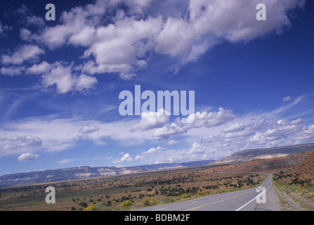 U.S. Highway 84 North durch Ghost Ranch Conference Center, Abiquiu, NM - 60 Meilen nördlich von Santa Fe Stockfoto