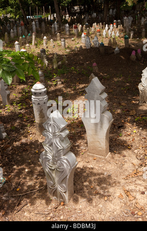 Indonesien-Sulawesi-Sidereng muslimischen Friedhof ungewöhnlich geformte Grabsteine Stockfoto