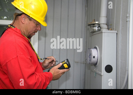 Dienstprogramm-Idaho Power-Worker Installation eine neue digitale Stromzähler in einem Heim in Boise, Idaho USA Stockfoto