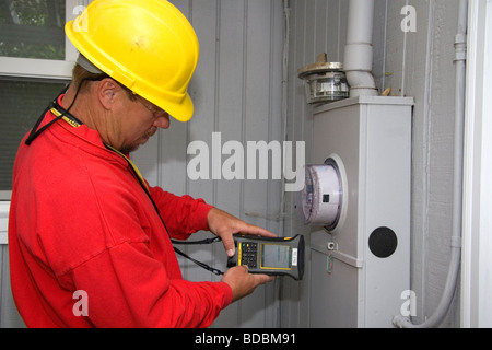 Dienstprogramm-Idaho Power-Worker Installation eine neue digitale Stromzähler in einem Heim in Boise, Idaho USA Stockfoto