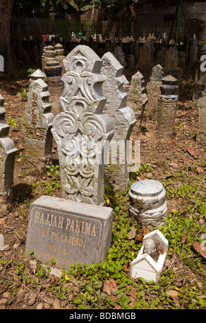 Indonesien-Sulawesi-Sidereng muslimischen Friedhof ungewöhnlich geformte Grabsteine Stockfoto