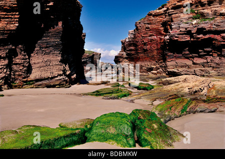 Spanien, Galicien: Felsen und Sand am Strand Praia Das Catedrais aufsuchen bei Ebbe Stockfoto