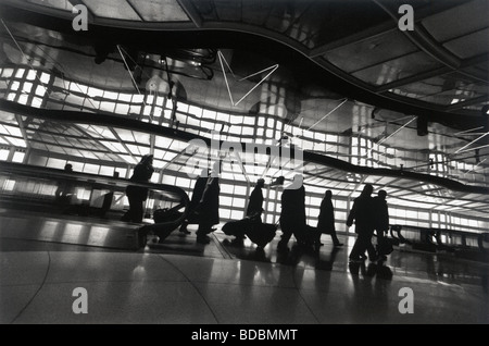 Silhouette Reisende zu Fuß zwischen den Hallen, Flüge am O' Hare International Airport, Chicago zu fangen Stockfoto