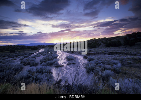 Sonnenuntergang von New Mexico Hwy 503 nördlich von Nambe (und Santa Fe) Jemez Berge in der Ferne. Stockfoto