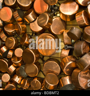 Kupfer Pfannen hängen von der Decke in einem Restaurant in Paris zu kochen Stockfoto