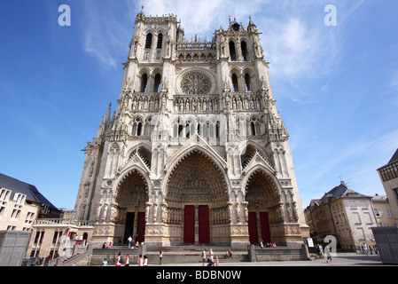 Die prächtige gotische Fassade der Kathedrale von Amiens (13. Jahrhundert) in Amiens, Frankreich. Stockfoto