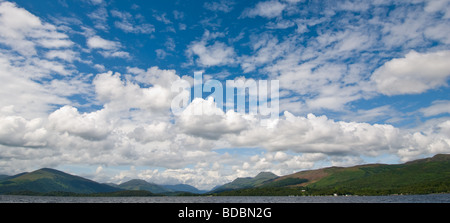 Wolkenformation über Loch Lomond mit kleinen Fischerboot am Loch Lomond. Stockfoto