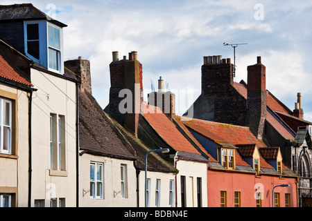 Higgedly piggedly Sammlung von bemalten Häusern auf einer Straße in der Northumbrian Stadt Berwick nach Tweed Stockfoto