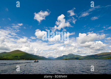 Wolkenformation über Loch Lomond mit kleinen Fischerboot am Loch Lomond. Stockfoto